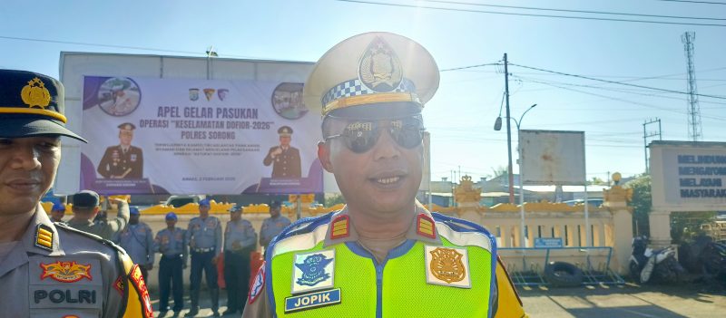 Kasat Lantas Polres Sorong, AKP Jopi Kewilaa, S.A.N., saat diwawancarai awak media. 