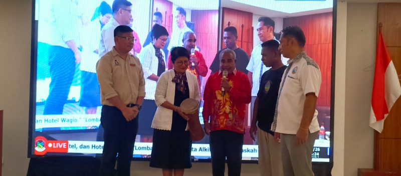 Pembukaan kegiatan lomba ditandai dengan penabuhan tifa