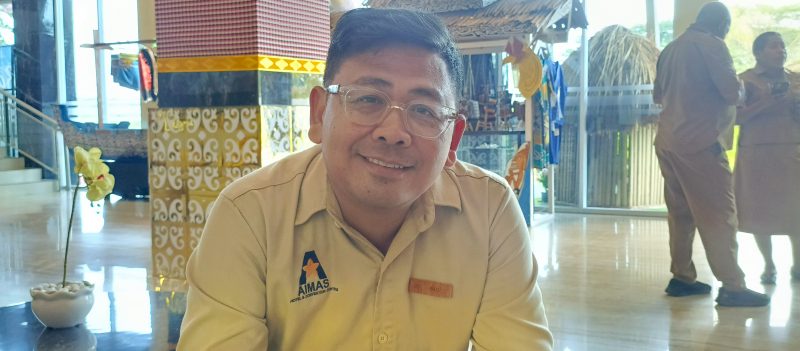 General Manager Aimas Hotel & Convention Centre, I Nyoman Bagiartha saat diwawancarai awak media