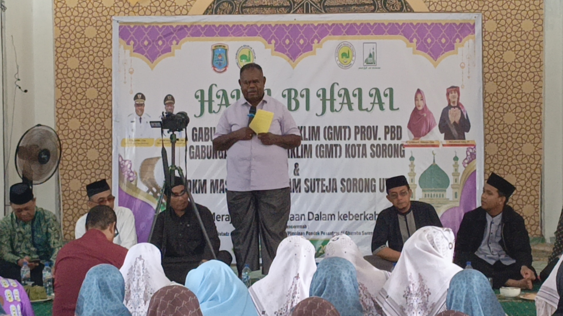 Gubernur Papua Barat Daya saat memberikan sambutan kepada Majelis Taklim yang hadir