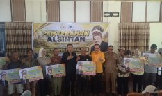 Serahkan Alsintan di Kabupaten Sorong, Robert Kardinal Ajak Generasi Muda Papua Barat Daya Jadi Petani Sukses
