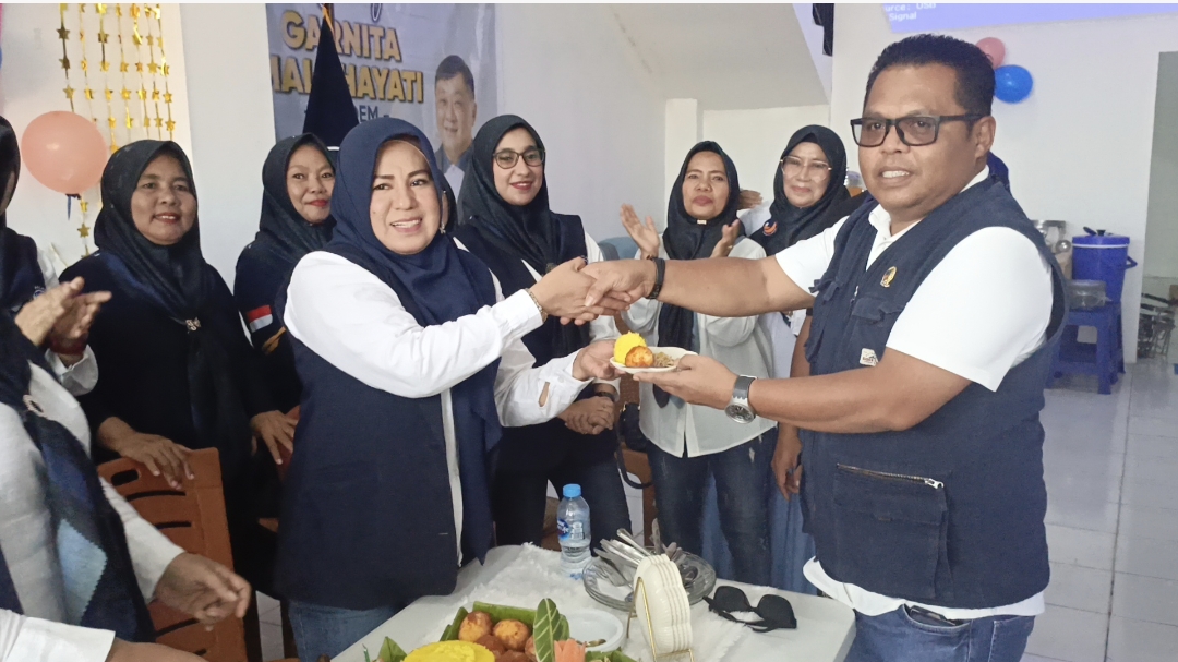 Potongan tumpeng diberikan kepada Mohammad Saman Bugis Anggota DPR Kota Sorong