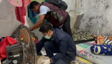 Tim Subdirektorat III Tindak Pidana Korupsi Direktorat Reserse Kriminal Khusus Polda Papua Barat Daya menggeledah salah satu kamar di Kediaman AR