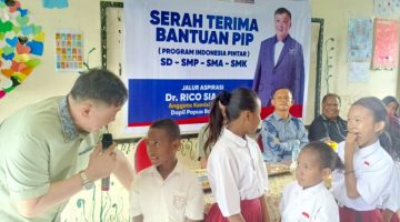 259 Siswa SDN 26 Kota Sorong Terima Bantuan Beasiswa PIP Aspirasi Rico Sia