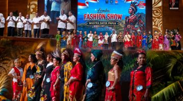 Semarakkan HAN dan HUT RI, 33 Peserta Tampil Elegan dalam Lomba Fashion Show Wastra Batik Papua di Sorong