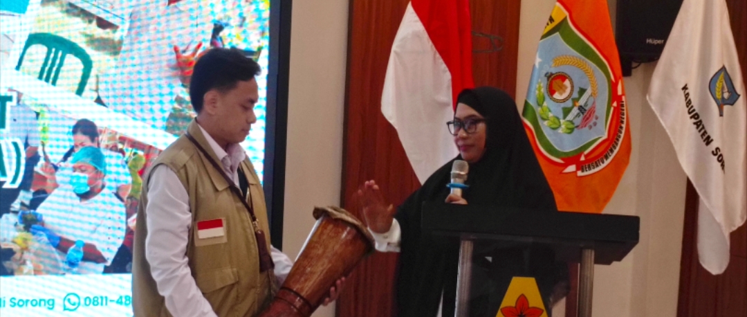 Acara monitoring dan evaluasi ini secara resmi dibuka oleh Asisten Pemerintahan dan Kesejahteraan Rakyat (Asisten I) Sekretariat Daerah Kabupaten Sorong, Mustika Baiduri, AP., M.Si